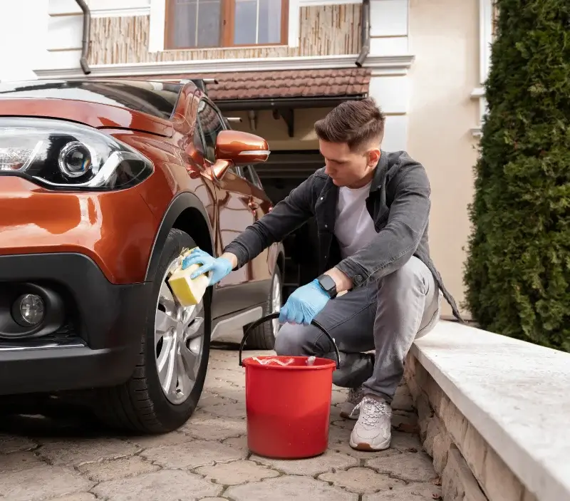 Lavage auto à domicile Val d'Arcomie : professionnel intervenant sur un véhicule